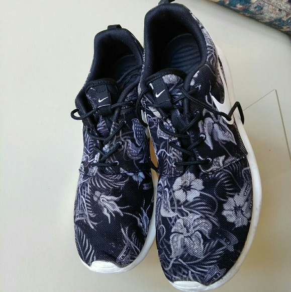 🎇HOST PICK🎇 Nike Rocherun Print CoolGrey floral - Picture 1 of 8